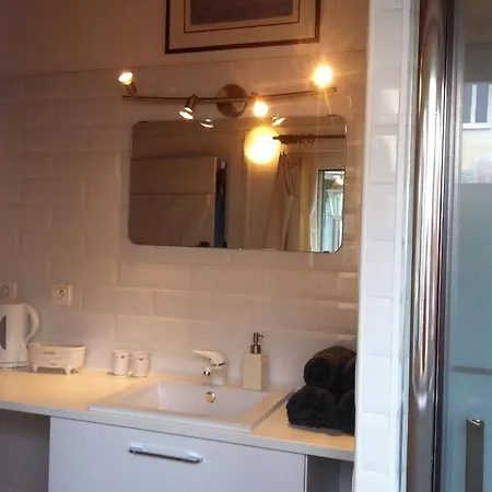 La Maison De Lilly ベッド・アンド・ブレックファスト 4*